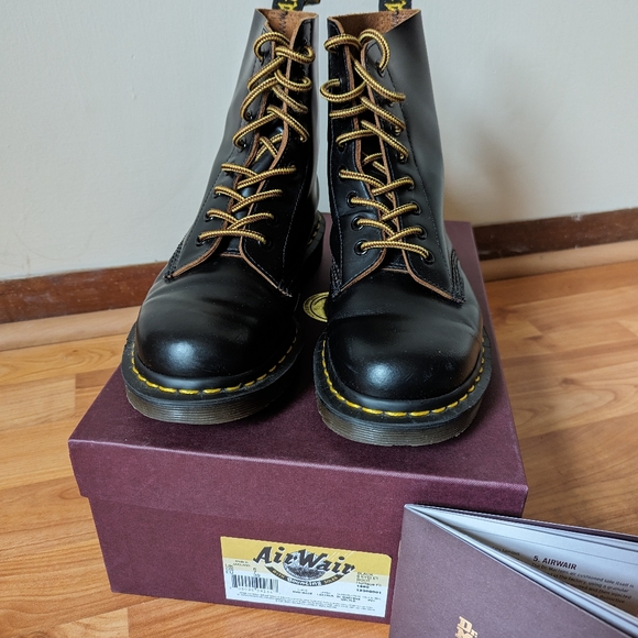 Black Dr. Martens 1460 (8 eye) boots - MADE IN ENGLAND - Like New w/ box kept - Picture 3 of 9